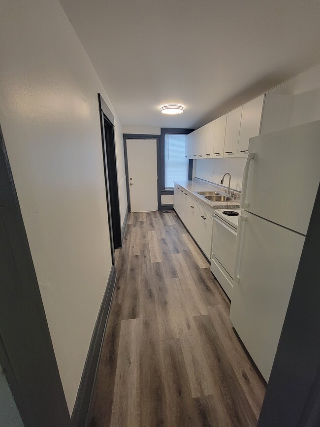 607 Manchester St unit 607 Manchster, Lansing, MI 48906 - photo 4