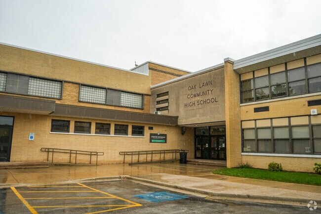 Oak Lawn Community High School provides education in the neighborhood of 
Oak Lawn