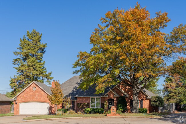 In Olde Towne, residents appreciate the large homes set amid dense, ancient trees.