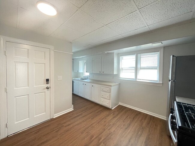 39 Ashland St unit 1, Manchester, NH 03104 - photo 2