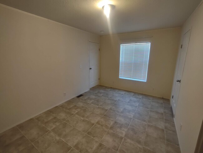 2304 Wellington Green Dr, Clarksville, IN 47129 - photo 5