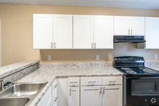 1000 Riverbank Dr, Spring Lake, NC 28390