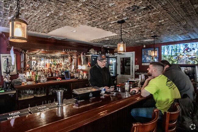 302 West Restaurant & Tavern is a popular spot near Brownfield.