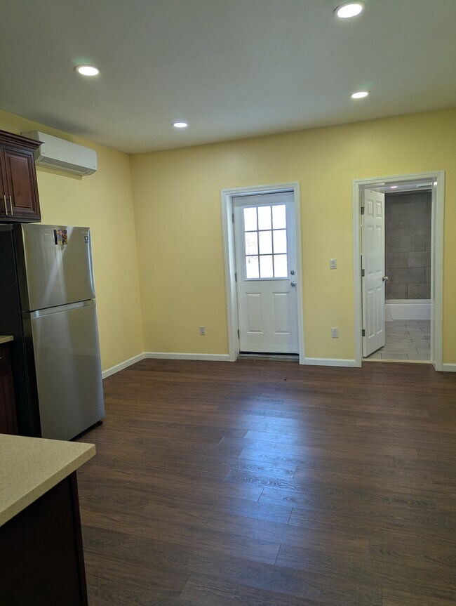 135 Montgomery Ave unit 2nd FL, Staten Island, NY 10301 - photo 5