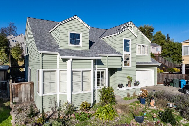 From cozy cottages to expansive family homes, Glen Cove offers a variety of styles to love.