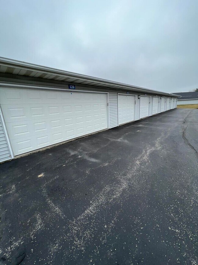 2 Bedroom with In-Unit Washer Dryer plus Garage Parking, Rockford, IL 61107 - photo 4