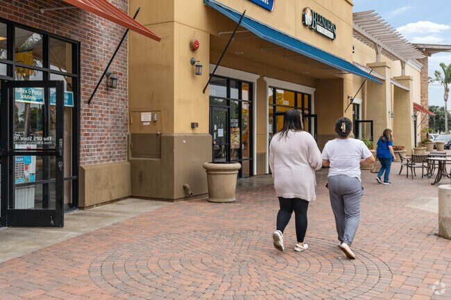 Seabridge Marketplace near Sea View Estates is the perfect place to gather with friends.