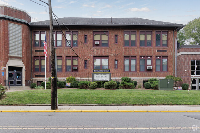 Lincoln Elementary School has a student-teacher ratio of 10 to 1.