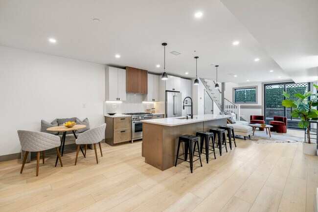 566 E 3rd St unit 1, Boston, MA 02127 - photo 2