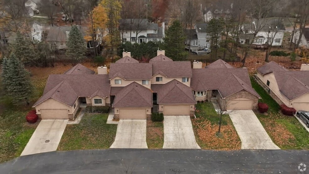 30810 Misty Pines Dr unit 13, Farmington Hills, MI 48336 - photo 2