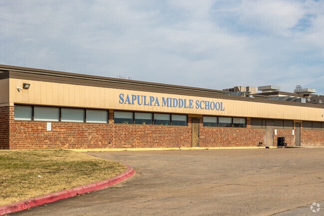 Sapulpa Middle School serves students in grades 6th and 7th.