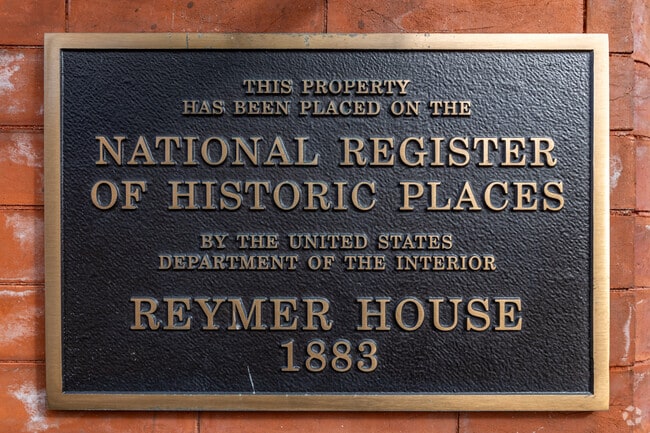 There are many homes in Manchester that are historic places.
