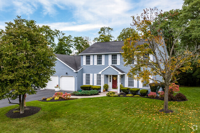 Many of the homes in Fremont Hills feature large yards with plentiful trees.