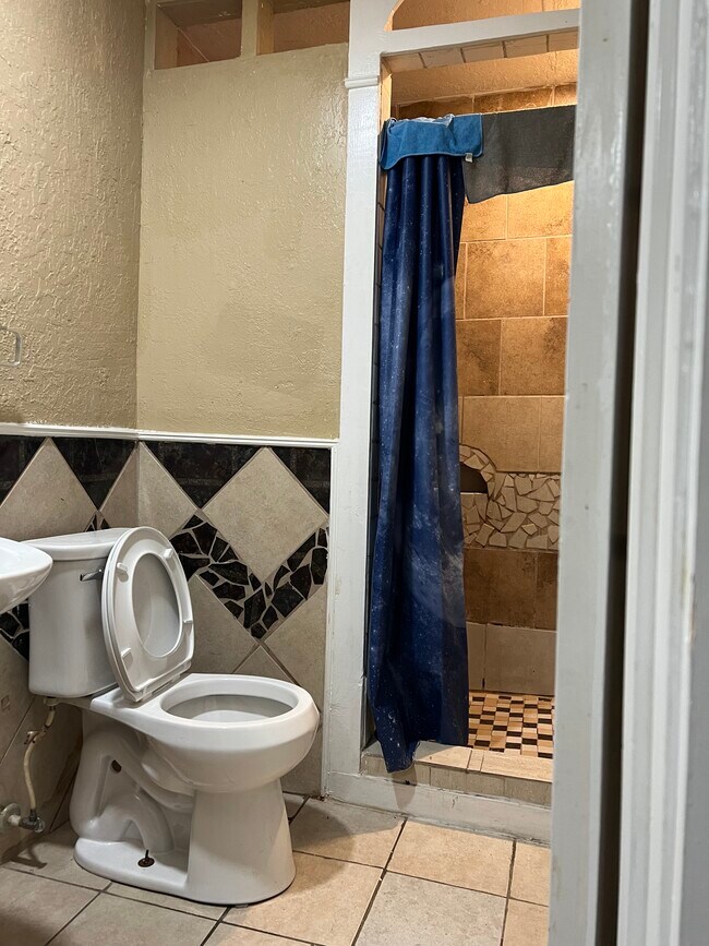 7605 Denton St unit 1-1, Houston, TX 77028 - photo 4