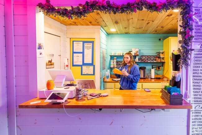 Beech Street Tea in Institute serves flavored iced teas.