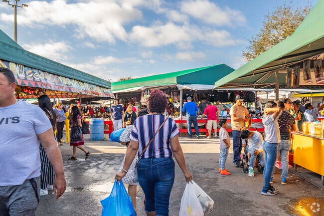 Redland Market near Princeton is perfect for bargain shopping and family fun.