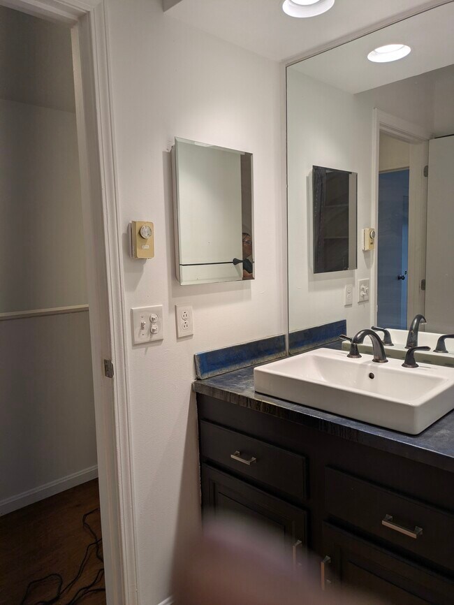 Full tub/shower bathroom