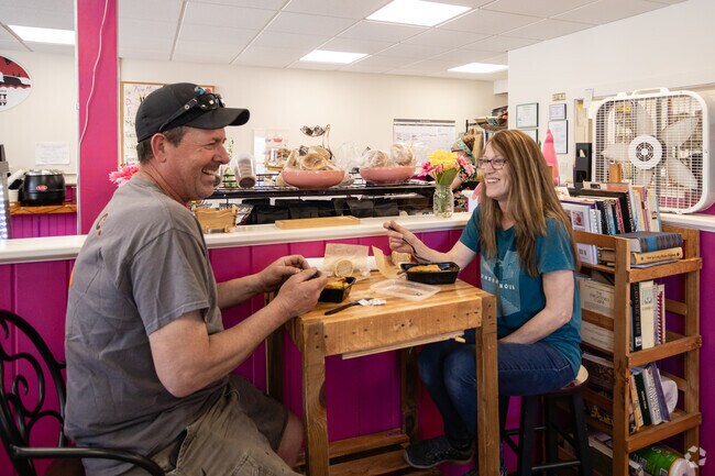 Two Mums Kitchen in Gray has a 4.8-star rating on Google maps.
