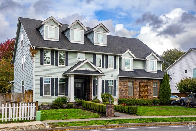A stunning colonial inspired home in Downtown Sumner