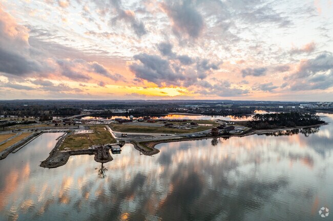 Fairview is only a few minutes from the Tennessee River.