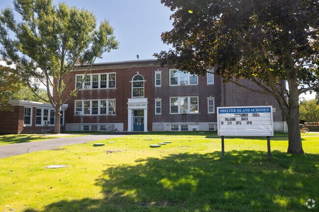 Shelter Island School is convenient to locals due to its centralized location in Shelter Island.