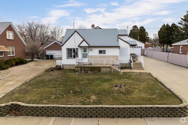 Many homes in Sunset were built between 1950 and 1960.