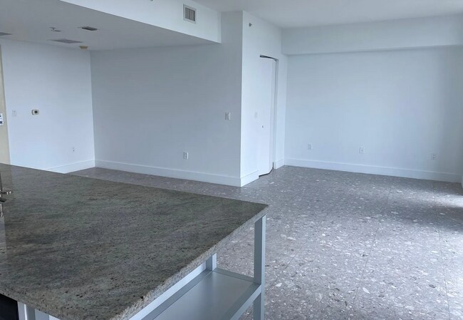 185 SW 7th St unit 1400, Miami, FL 33130 - photo 7