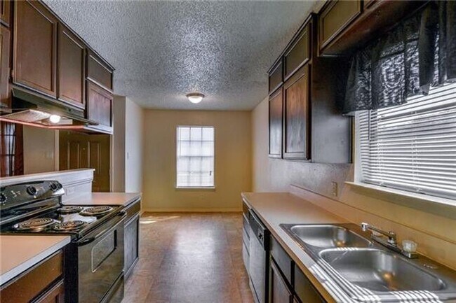 616 Race St unit D, Crowley, TX 76036 - photo 3