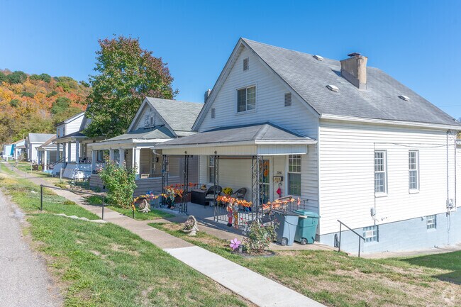 Homes in Wolfhurst have small front yard but usually larger backyards.