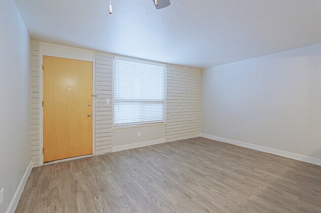 Allora Phoenix Apartments, Phoenix, AZ 85021 - photo 2