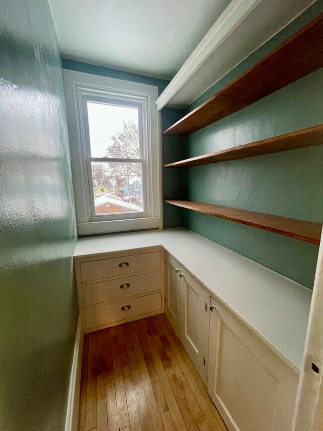 439-441 E Dover St unit 439 upper, Milwaukee, WI 53207 - photo 4