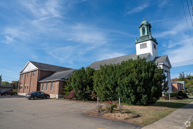 There are many places of worship in the area, like the First Presbyterian Church.