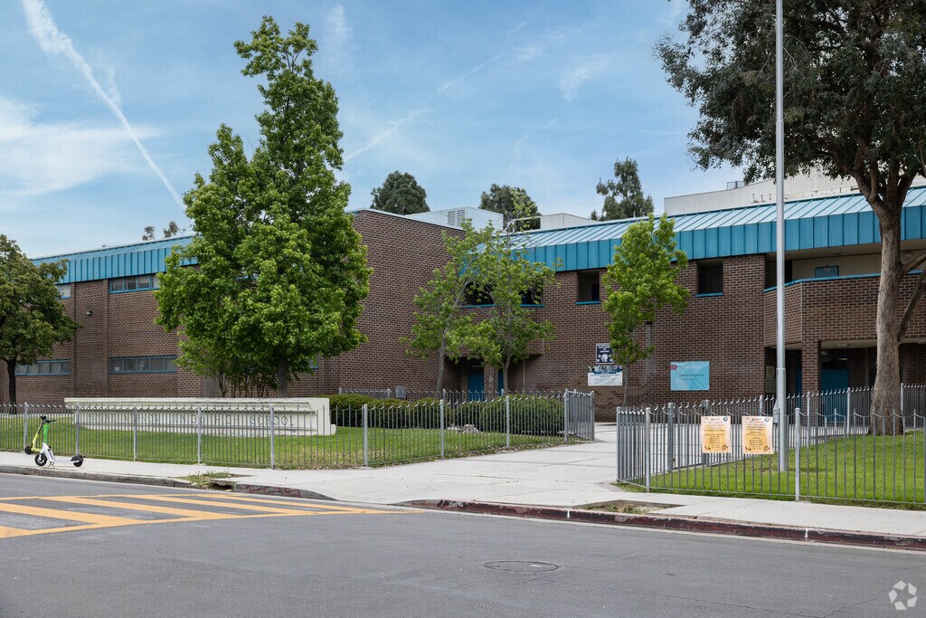 Johnnie L. Cochran Jr. Middle School is located in Arlington Heights, CA.
