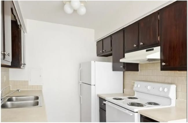 Briarwood Apartments, Waukegan, IL 60085 - photo 3