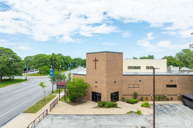 There are many churches and mosques to visit in Chatham.