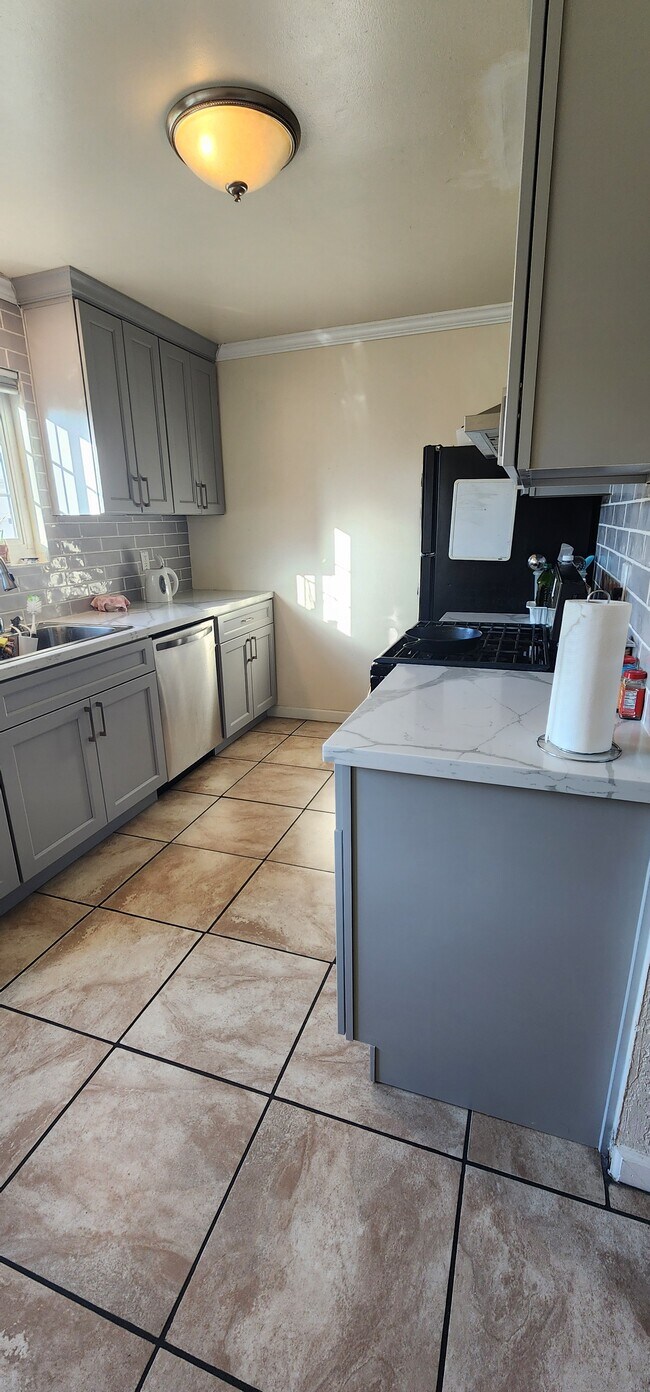 845 Apgar St unit B, Emeryville, CA 94608 - photo 6