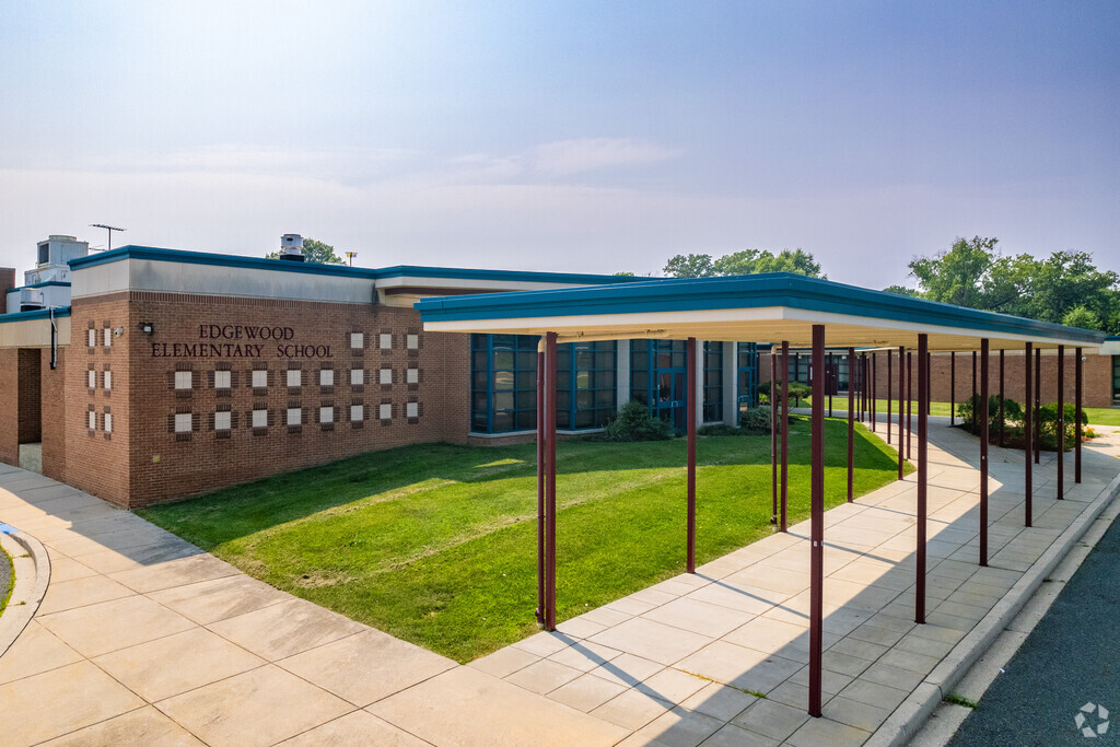Edgewood Elementary is right in the heart of the neighborhood making it an easy walk to school.