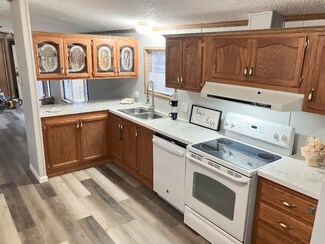 69 Village Ct, Mediapolis, IA 52637