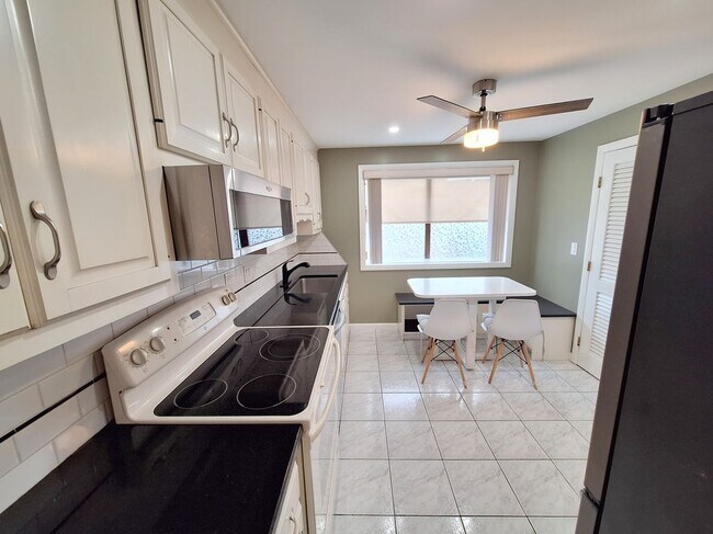 238 Skyview Dr, Cromwell, CT 06416 - photo 5