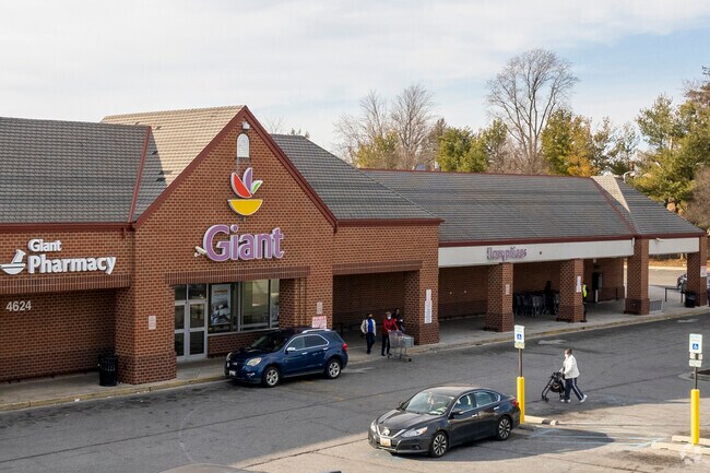 Giant is a popular grocery store among Yale Heights residents.