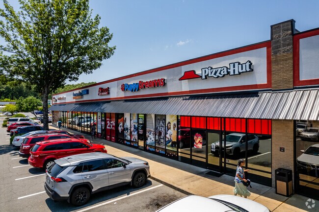 Mabelvale Plaza in Chicot West has everything you need for living in 65th Street West.