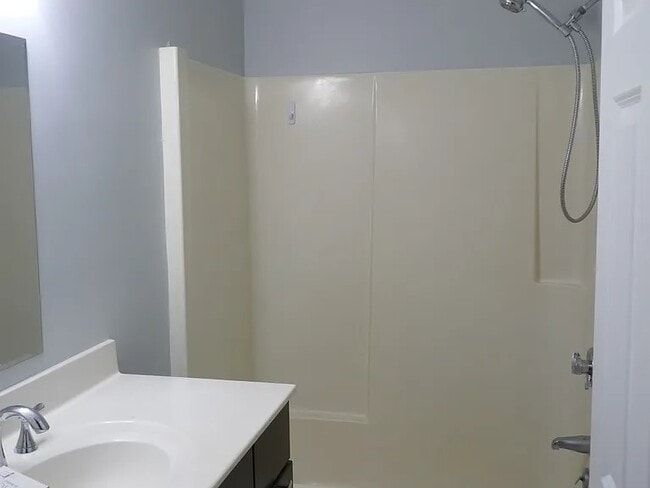 2477 Boston Post Rd unit apartment, Guilford, CT 06437 - photo 3