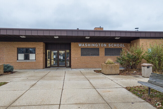 Washington Elementary School has 385 students in grades K-5.