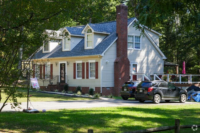 Find tranquility in Sandston’s elegant woodland oasis.