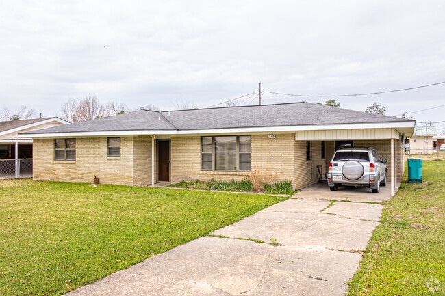 Ranch style homes are very common throughout Opelousas.