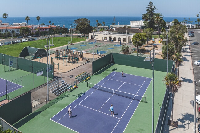 La Jolla Recreation Center features tennis courts just blocks from the ocean.