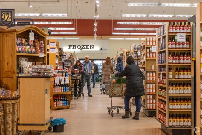 Heinen’s in Mayfield ensures a central location for residents seeking quality groceries.