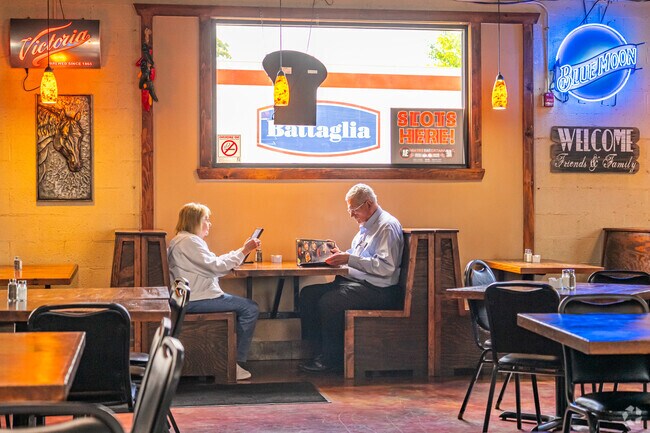 The Hideout in Candlewick Lake offers food and drinks for casual date nights.