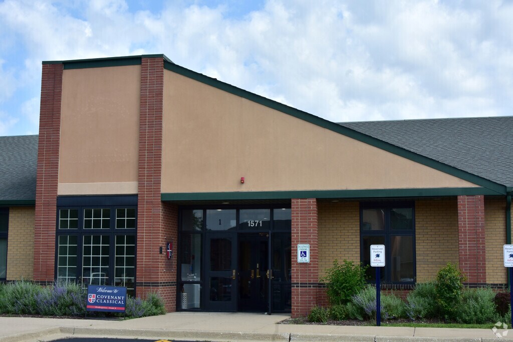 Covenant Classical School front entrance in Ashbury.