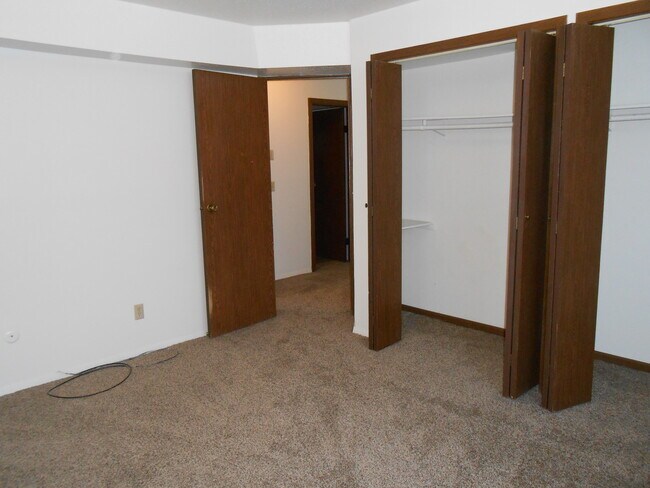 1007 13th Ave W unit 4, Williston, ND 58801 - photo 5